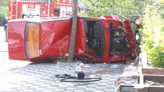 Tuzla’da çöp konteynerine ardından ağaca çarpan otomobilin sürücüsü yaralandı 