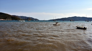 Muğla’da etkili olan fırtınada kayalıklara çarpan tekne battı