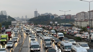 İstanbul haftaya trafik yoğunluğuyla başladı 