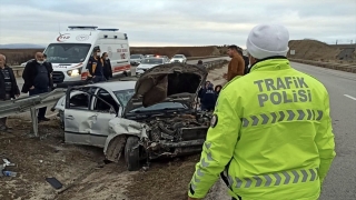 Kırıkkale’de refüjdeki su kanalına düşen otomobilde bulunan 6 kişi yaralandı