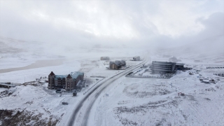 Erciyes Kayak Merkezi’ne kar yağdı