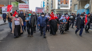 Vanlı aileler çocuklarına kavuşmak için HDP İl Başkanlığı önündeki eylemlerini sürdürdü