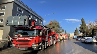 Tuzla’da fabrikanın deposunda çıkan yangın söndürüldü