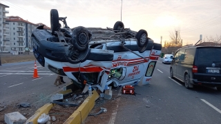 Aksaray’da ambulans ile otomobilin çarpıştığı kazada 4 kişi yaralandı