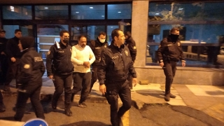 Manisa’da iki polis aracına çarpıp kaçan sürücü otomobili çamura saplanınca yakalandı