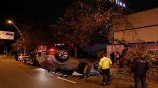 Başkentte ağaca çarpan otomobil ters döndü