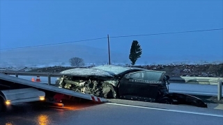 Afyonkarahisar’da duvara çarpan otomobildeki çocuk öldü, 6 kişi yaralandı