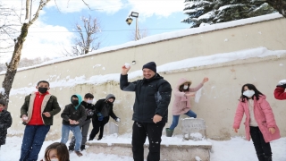 Sakarya Valisi Kaldırım, çocuklarla kar topu oynadı