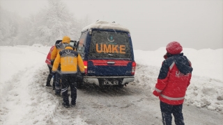 Zonguldak’ta yolu kardan kapanan köydeki hastanın yardımına UMKE yetişti