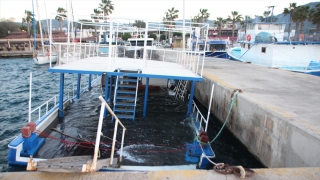 Bodrum’da göçmen kaçakçılığında kullanılan tekne bağlı bulunduğu iskelede zarar gördü