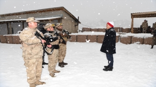 Hakkari Valisi Akbıyık, üs bölgesinde görevli güvenlik güçlerini ziyaret etti