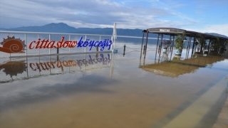 Muğla’da Köyceğiz Gölü taştı, ev ve iş yerlerini su bastı