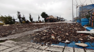 Sakarya’da fırtınanın etkisiyle nehir suyunun taşması sonucu iş yerleri zarar gördü