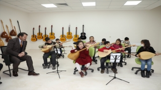 Sivas’ta ”ozanlık geleneği” bağlama kursuyla çocuklara aktarılıyor