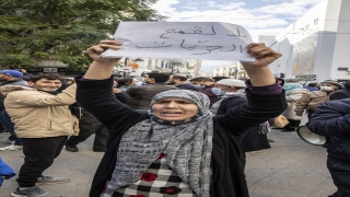 Tunus’ta devrimin 11’inci yılında Cumhurbaşkanı Said’in kararları protesto ediliyor