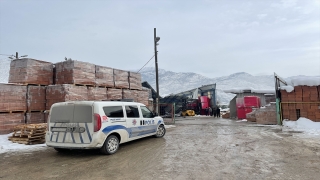 Amasya’da aşırı kar biriken deponun çatısı çöktü