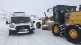 Erzurum’da yolu kardan kapanan mahalledeki hasta için ekipler seferber oldu