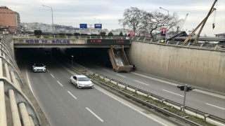 Trabzon’da kamyonun açılan damperi, dalçık içerisinden geçerken koptu