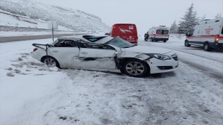 Malatya’da tıra çarpan otomobildeki 4 kişi yaralandı