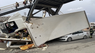 Gaziantep’te üst geçide takılan kamyon dorsesi otomobilin üstüne devrildi