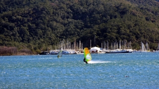 Marmaris’te adrenalin tutkunları karayelde sörf yaptı