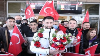 ”Uçan Türk”, Erzurum’da çiçeklerle karşılandı