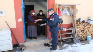 Kendisini jandarma olarak tanıtarak dolandırıcılık yapan şüpheli, ayak izinden yakalandı