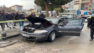 Samsun’da seyir halindeyken yangın çıkan otomobil kullanılamaz hale geldi