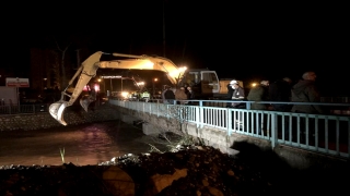 Mersin’de taşkın riski nedeniyle Alata Deresi üstündeki köprü trafiğe kapatıldı