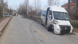 Konya’da öğrenci servisiyle otomobilin çarpışması sonucu 14 kişi yaralandı