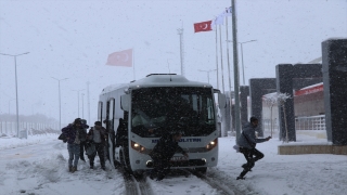 Ukrayna’dan çoğu öğrenci 184 kişilik grup Hamzabeyli Sınır Kapısı’na ulaştı