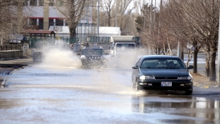 Ardahan’da eriyen kar bazı yolları suyla kapladı