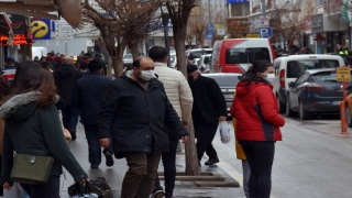 Niğde ve Kırıkkale’de vatandaşlar açık alanda maske takmayı sürdürdü