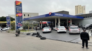 Petrol fiyatlarındaki küresel artış, Lübnan’da benzin istasyonlarında uzun kuyruklar oluşturdu