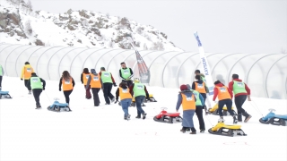 Erciyes’te düzenlenen kızak yarışmasında 25 çift hem eğlendi hem yarıştı 