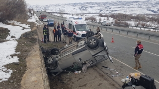 Erzincan’da devrilen hafif ticari araçtaki 3’ü çocuk 8 kişi yaralandı