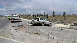 Afyonkarahisar’da tır ile otomobilin çarpışması sonucu 4 kişi yaralandı