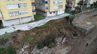 Trabzon’da heyelan nedeniyle istinat duvarı çöken sitenin sakinleri tahliye edildi