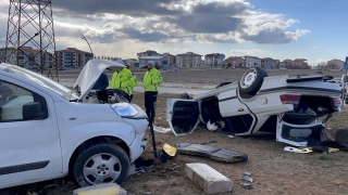 Uşak’ta hafif ticari araçla çarpışan otomobildeki 3 kişi yaralandı