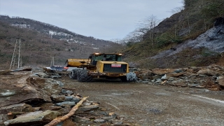 Rize’de heyelan nedeniyle Pazar - Hemşin yolu trafiğe kapandı