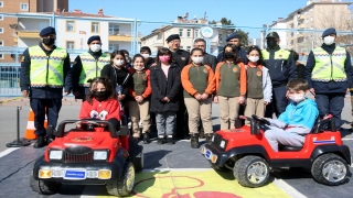 Kayseri’de jandarma trafik kurallarını çocuklara pedallı arabalarla öğretiyor