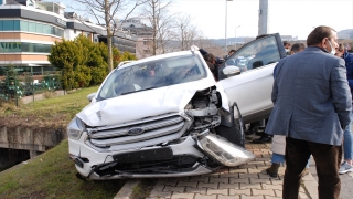 Maltepe’de 5 aracın karıştığı kazada 5 kişi yaralandı 