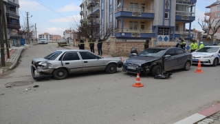 Karaman’da polisin ”dur” ihtarına uymayan sürücü başka araca çarpıp kaçtı