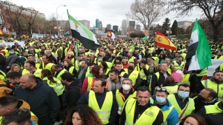 İspanya’da hükümetin ”anlaştık” açıklamalarına rağmen taşımacıların grevi son bulmadı