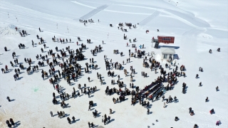 Bitlis’te üniversite öğrencileri kar festivalinde eğlendi