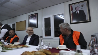 Bakan Karaismailoğlu, AnkaraKahramankazan yolu şantiyesinde işçilerle sahur yaptı: