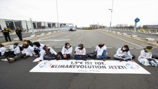 Berlin’de çevreciler, Alman hükümetinin iklim politikasını protesto etti