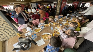 ”Tekne orucu” tutan Erzurumlu çocuklara öğlen vakti özel iftar verildi