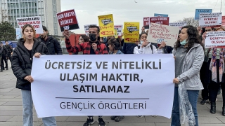 İstanbul’da bir grup öğrenci toplu ulaşıma yapılan zamları protesto etti