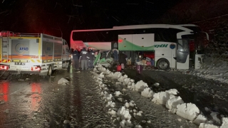 Erzurum’da buzlu yolda kayan yolcu otobüsü istinat duvarına çarptı